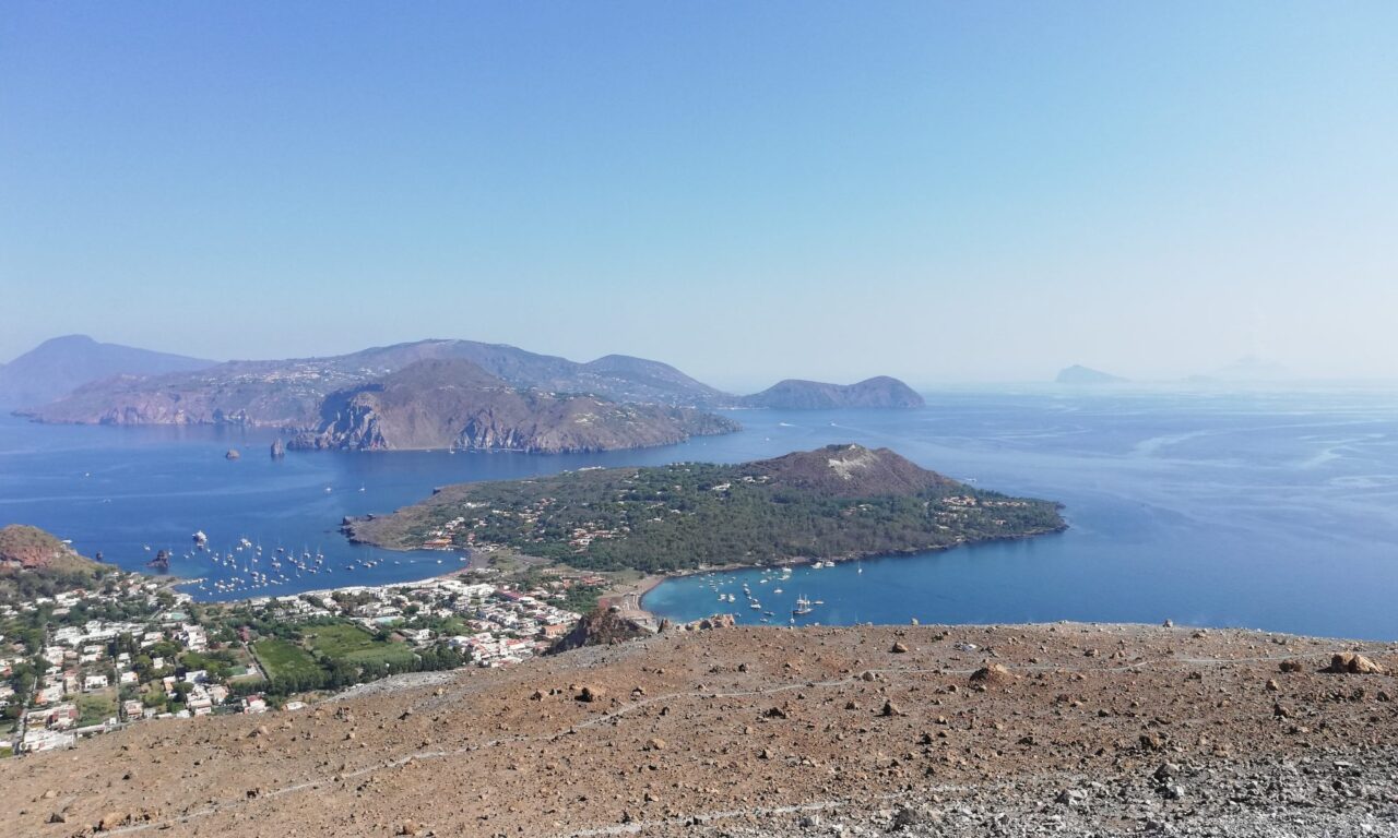 Trekking alle Isole Eolie: camminare tra vulcani, mare e storia.
