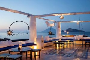 Panarea, Eolie Island, bianca di giorno, mondana e candele di notte…